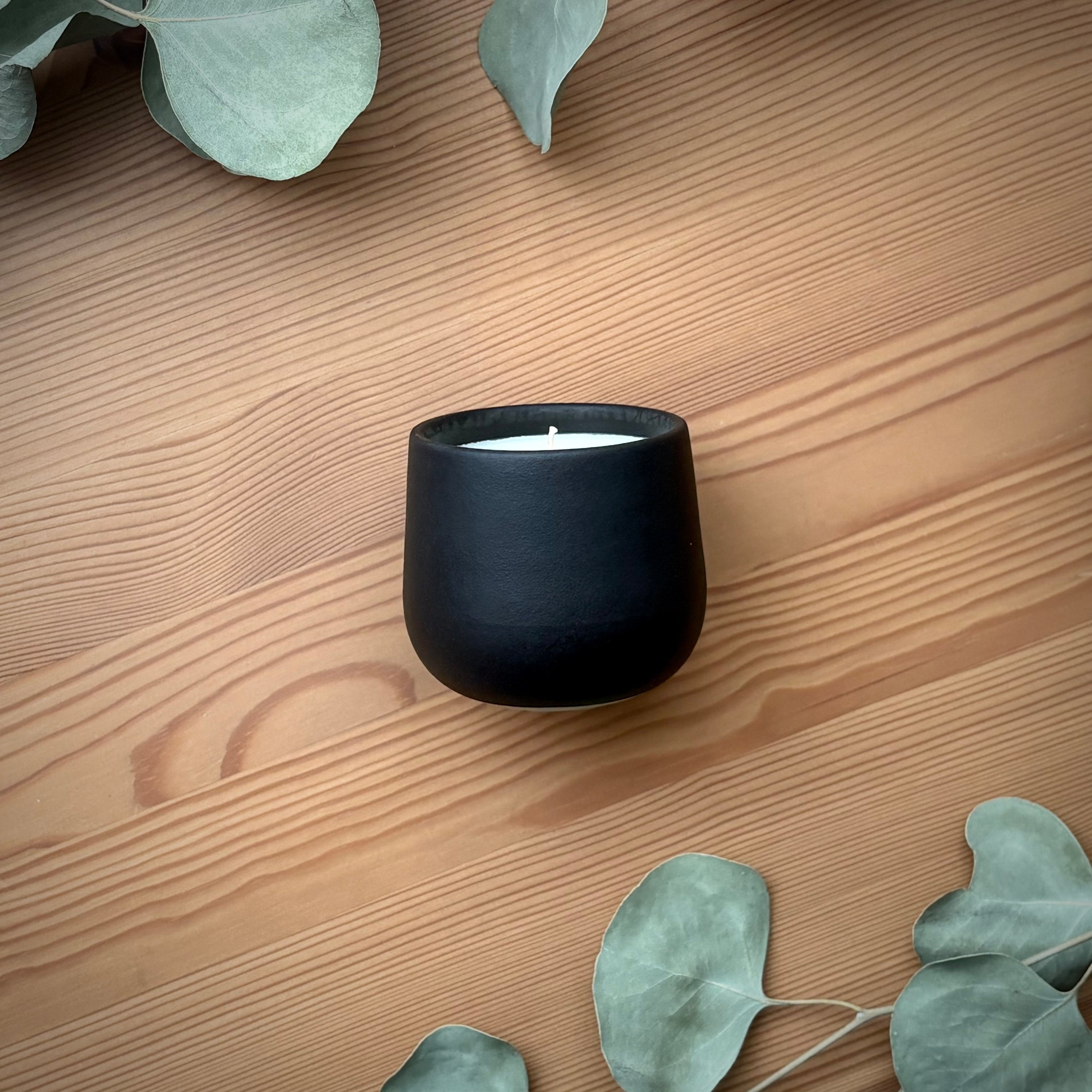 Organic Candle in Onyx Petite Ceramic